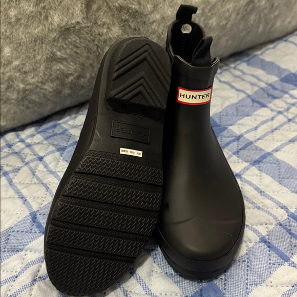 21. Hunter Chelsea Boots - With Boot Shine/Rubber Buffer Spray - Picture 5 of 7